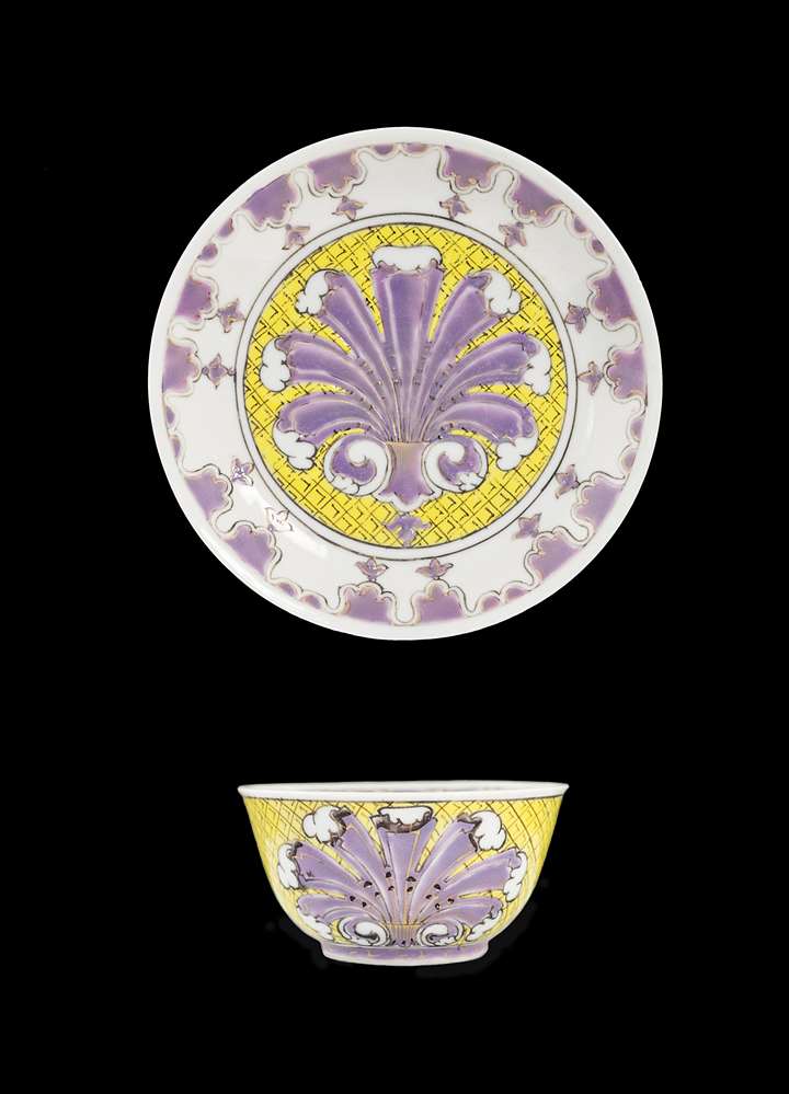 Chinese export porcelain teabolw and saucer, 'pronk' palmette design
